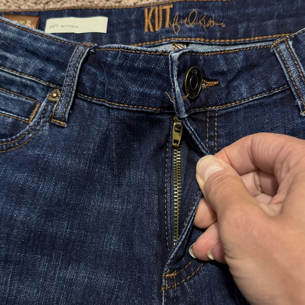 Kut From The Kloth Jeans-Sz 4-Katy Boyfriend Fit-Dark Wash with Fading-EUC - Picture 7 of 13